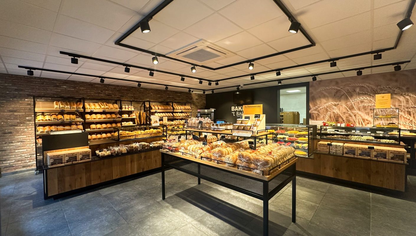Interieur van de volledig vernieuwde winkel van Bakkerij ’t Bakkertje in Heeze aan de Kapelstraat, met een ruim assortiment versgebakken brood, zachte bolletjes en ambachtelijke lekkernijen. De gezellige bakkerij is een begrip in Heeze en omliggende dorpen, geliefd om de verse kaneelkoeken, vlaaien en warme worstenbroodjes.